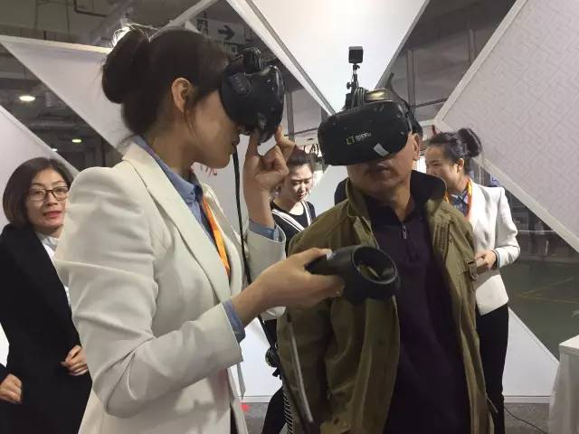 济南万科vr项目展会现场，销售人员带领客户演示体验